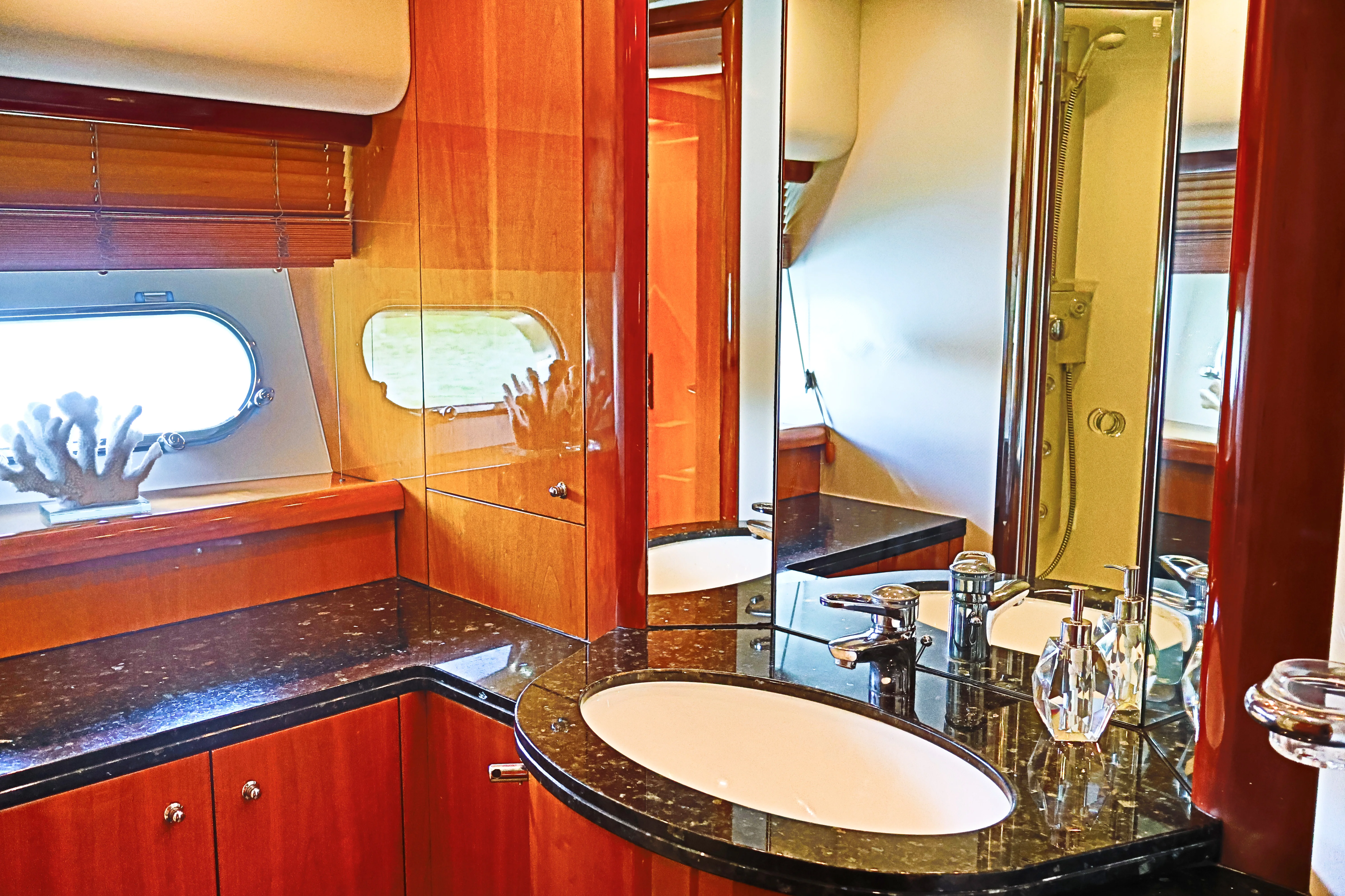 90ft Sunseeker Deep Blue bow bathroom details